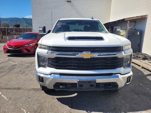 Used 2025 Chevrolet Silverado 2500 LT image 2