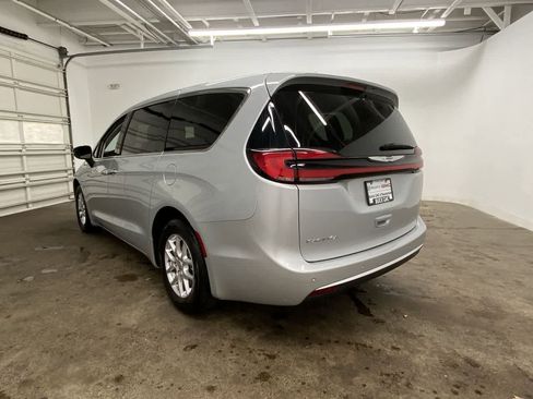 Used 2024 Chrysler Pacifica Touring-L FWD image 4