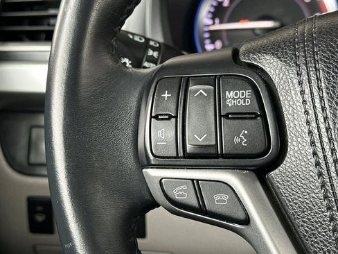 Used 2016 Toyota Highlander Plus w/ Preferred Accessory Package FWD image 31