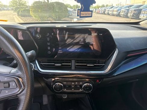 Used 2024 Chevrolet Trax RS w/ Sunroof Package FWD image 17