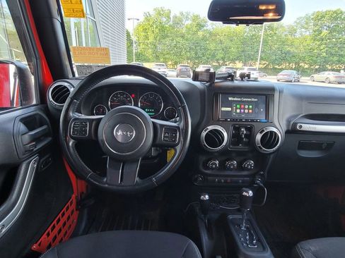 Used 2016 Jeep Wrangler Unlimited Sahara w/ Dual Top Group AWD/4WD image 18