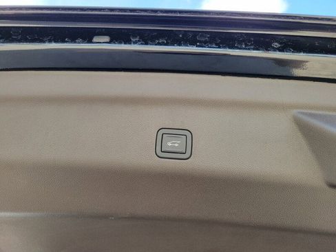 Used 2024 GMC Yukon SLT w/ SLT Luxury Package image 8