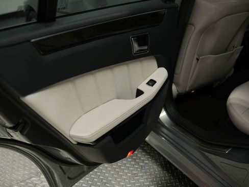 Used 2014 Mercedes-Benz E 250 BlueTEC Sedan image 25