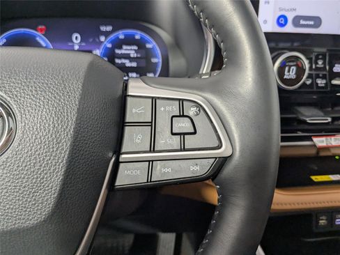 Used 2025 Toyota Highlander Platinum image 17