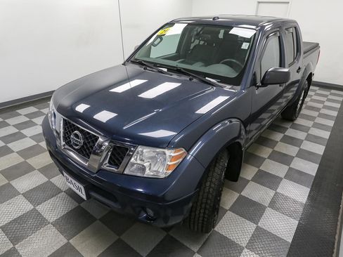 Used 2015 Nissan Frontier SV w/ SV Value Truck Package AWD/4WD image 6