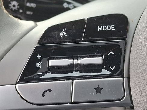 Used 2025 Hyundai Elantra SEL image 23