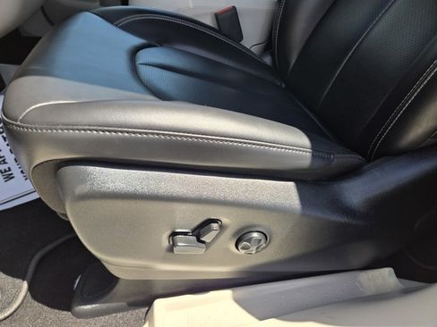 Used 2023 Chrysler Pacifica Touring-L FWD image 27