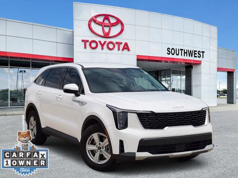 Used 2025 Kia Sorento LX FWD image 1