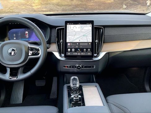 Used 2025 Volvo XC90 B6 Core w/ Protection Package Premier image 9