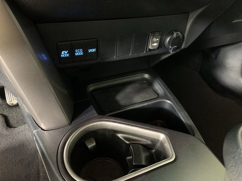 Used 2018 Toyota RAV4 LE image 24