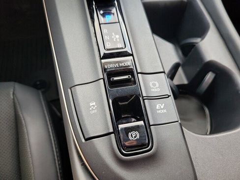 Used 2023 Toyota Crown Limited image 31