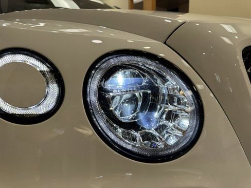 Used 2020 Bentley Bentayga V8 image 38