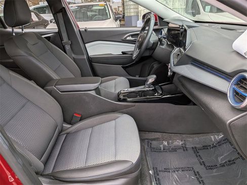 Used 2025 Chevrolet Trax LT w/ LT Convenience Package image 31