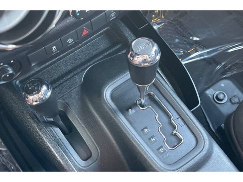 Used 2017 Jeep Wrangler Unlimited Sahara w/ Connectivity Group AWD/4WD image 30