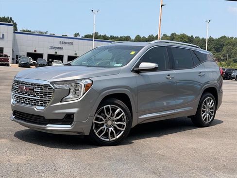 Used 2024 GMC Terrain Denali w/ Denali Premium Package AWD/4WD image 2