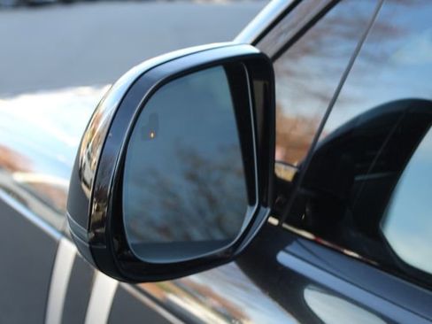 Used 2025 Land Rover Range Rover SV image 13