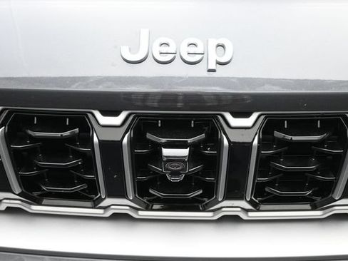Used 2026 Jeep Grand Cherokee Summit AWD/4WD image 31