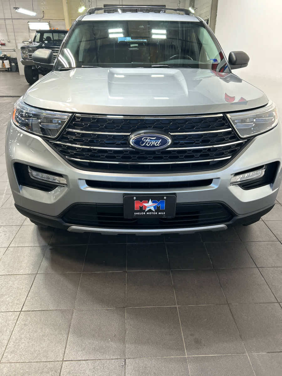 Used 2022 Ford Explorer XLT w/ Equipment Group 202A AWD/4WD image 3