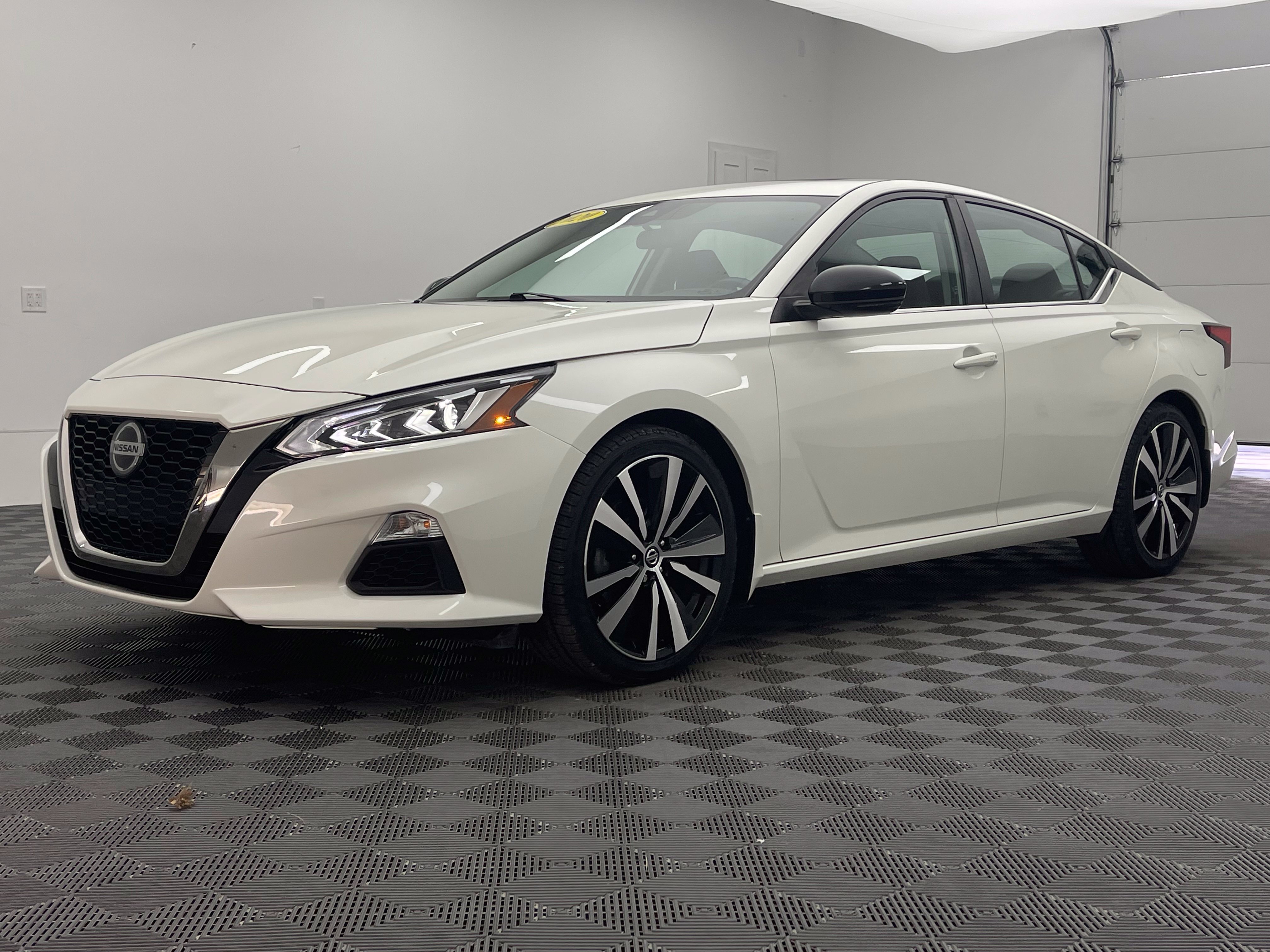 Used 2020 Nissan Altima 2.5 SR w/ Premium Package FWD image 2