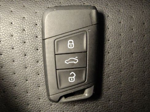 Used 2021 Volkswagen Jetta SE FWD image 32