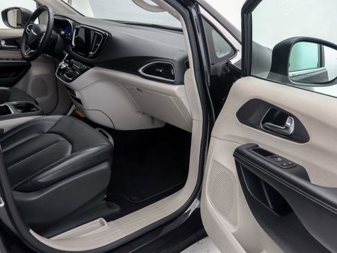 Used 2023 Chrysler Pacifica Touring-L FWD image 18