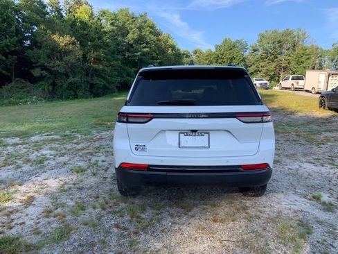 Used 2025 Jeep Grand Cherokee Altitude AWD/4WD image 7