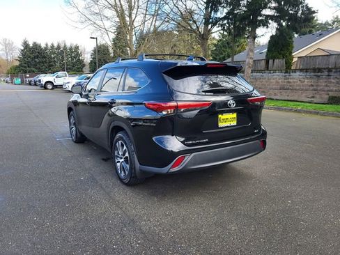 Used 2023 Toyota Highlander XLE FWD image 3