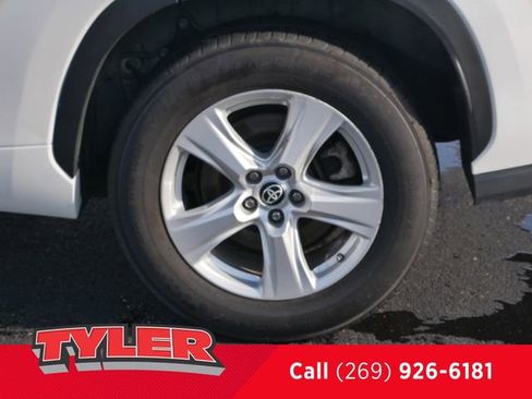 Used 2023 Toyota Highlander LE FWD image 42