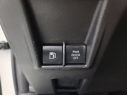 Used 2026 Toyota Sienna LE FWD image 30
