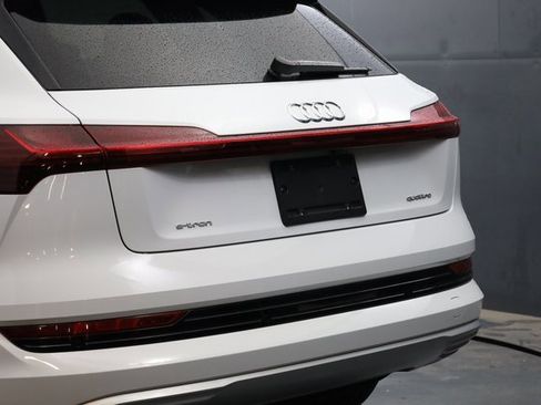 Used 2022 Audi e-tron Premium image 7