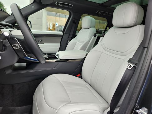 Used 2025 Land Rover Range Rover Sport SE AWD/4WD image 10