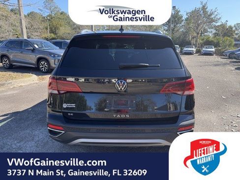 Certified 2024 Volkswagen Taos SE image 5