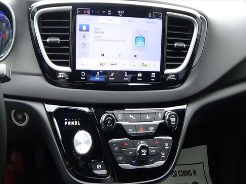 Certified 2025 Chrysler Pacifica Select image 25