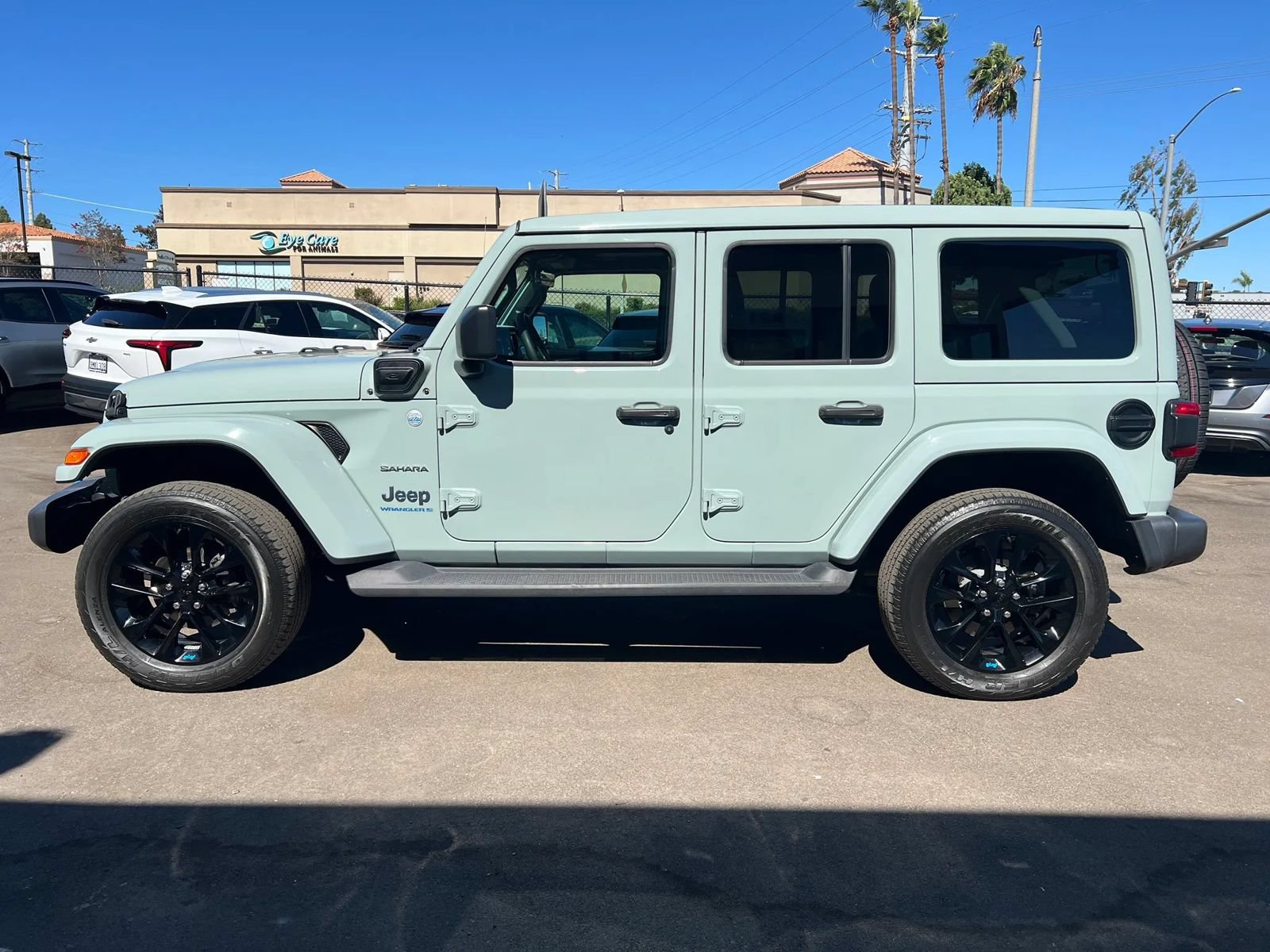 Used 2023 Jeep Wrangler Unlimited Sahara AWD/4WD image 8