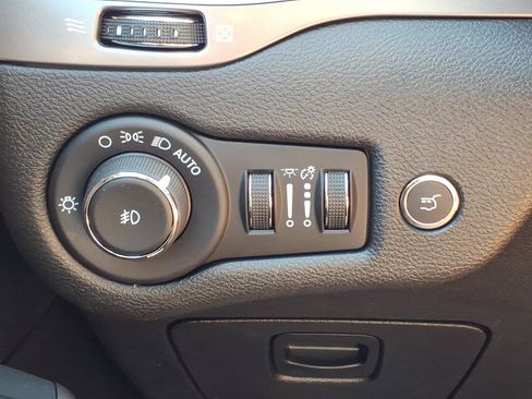 Used 2021 Jeep Cherokee Latitude Lux w/ Comfort/Convenience Group AWD/4WD image 19