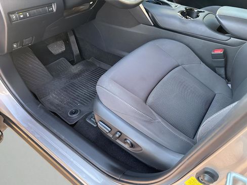 Used 2021 Toyota Venza Limited image 28