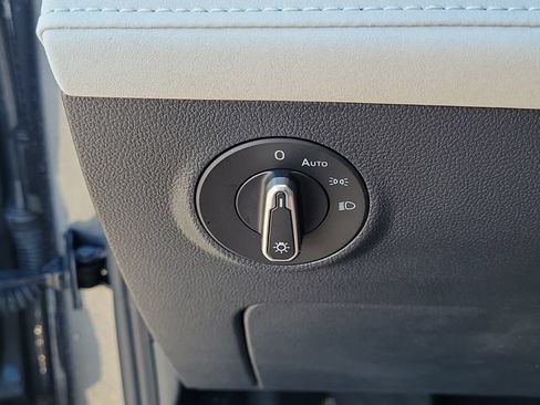 Certified 2025 Volkswagen Taos SE w/ Panoramic Sunroof Package FWD image 28