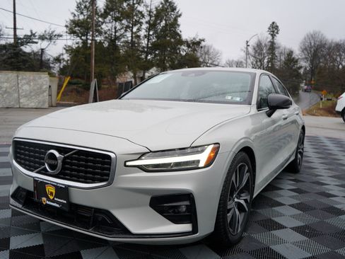 Used 2019 Volvo S60 T6 R-Design image 9