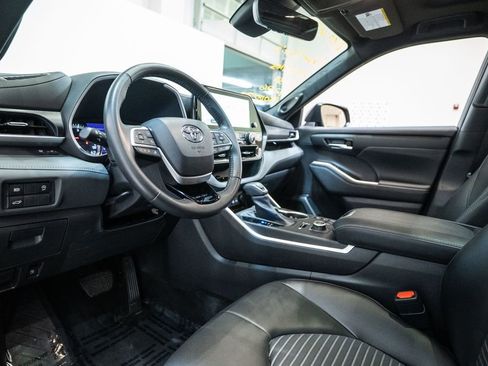Used 2023 Toyota Highlander XSE image 4