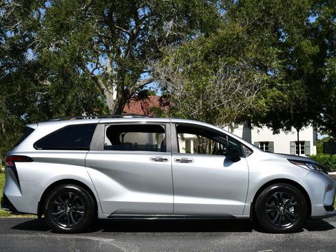 Used 2025 Toyota Sienna XSE image 8