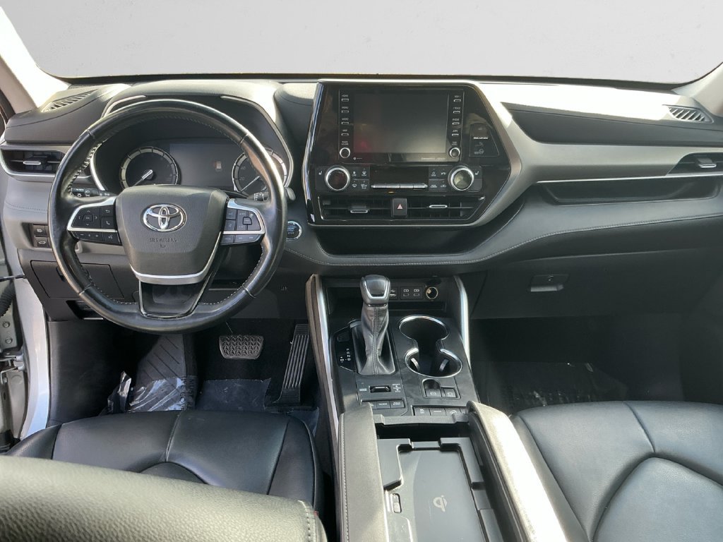 Used 2022 Toyota Highlander XLE AWD/4WD image 10