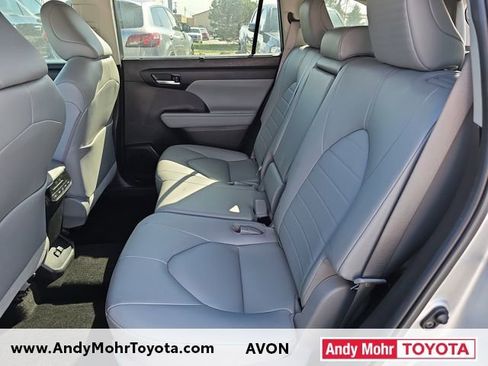 Used 2023 Toyota Highlander XLE image 11