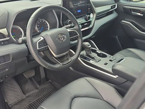 Certified 2024 Toyota Highlander XLE image 17