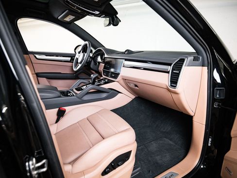 Certified 2023 Porsche Cayenne Platinum Edition AWD/4WD image 27
