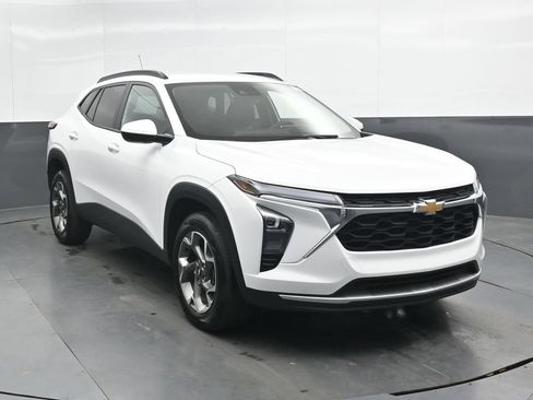 Used 2025 Chevrolet Trax LT FWD image 4