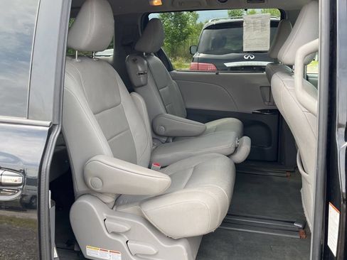 Used 2017 Toyota Sienna XLE w/ XLE Navigation Package FWD image 17