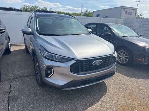 Used 2023 Ford Escape Platinum w/ Premium Technology Package AWD/4WD image 5