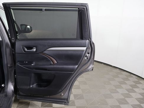 Used 2017 Toyota Highlander XLE w/ Carpet Mat Package AWD/4WD image 25