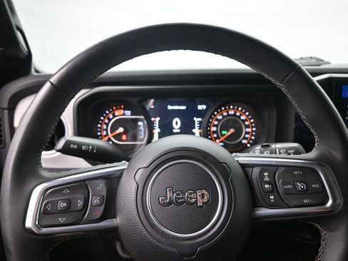 Used 2025 Jeep Wrangler Unlimited Sahara AWD/4WD image 12