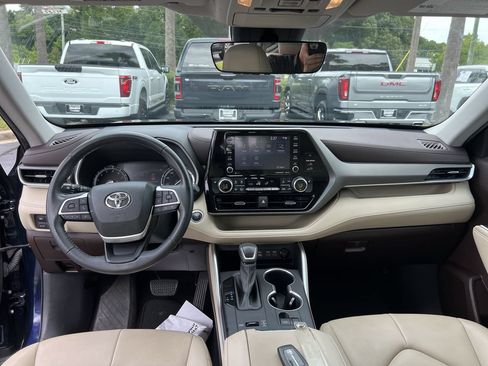 Used 2022 Toyota Highlander XLE FWD image 31